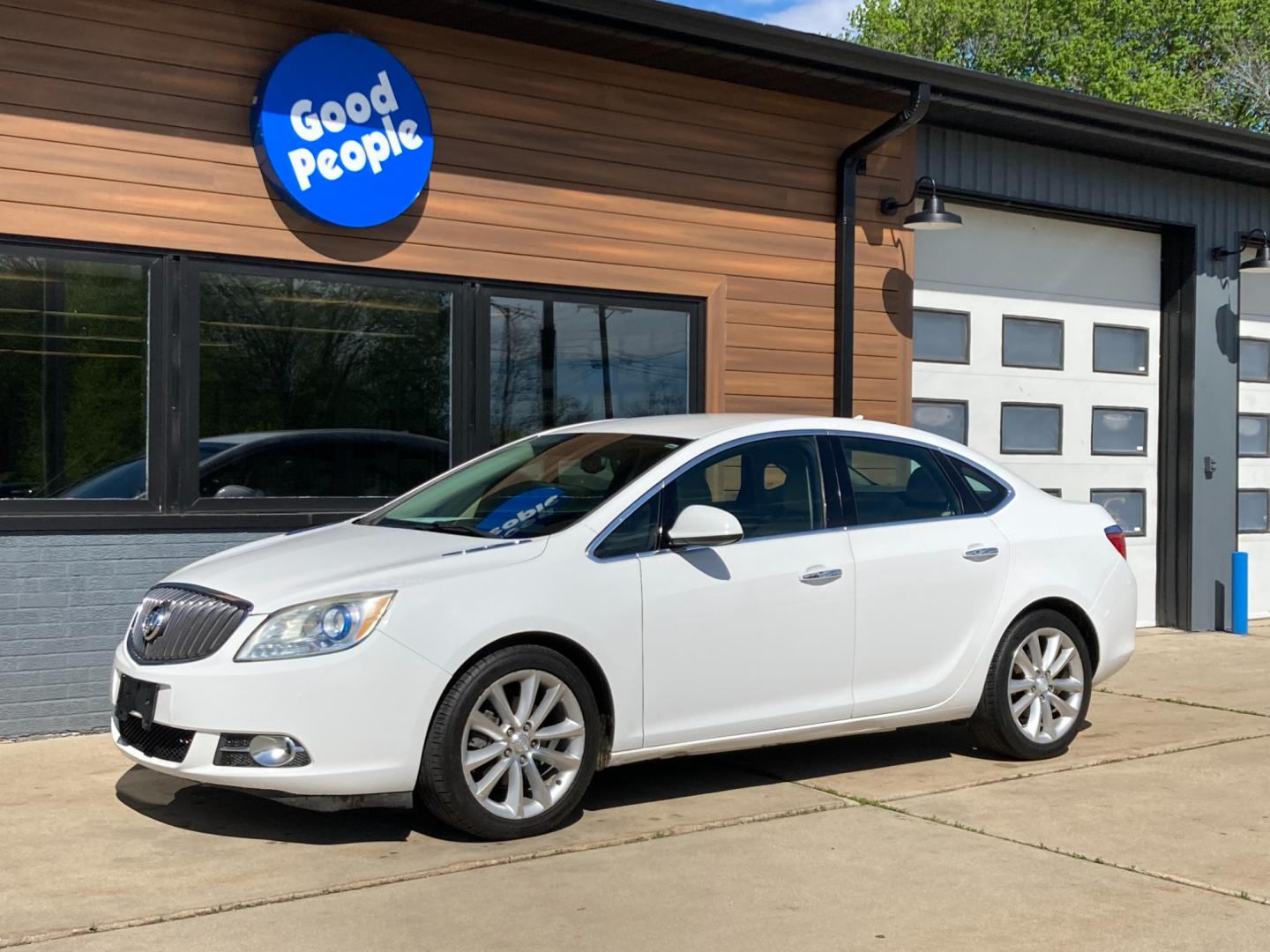 2013 Acrtic White Buick Verano Base (1G4PP5SK8D4) with an 2.4L L4 DOHC 16V FFV engine, 6-Speed Automatic transmission, located at 1800 South Ihm Blvd, Freeport, IL, 61032, (815) 232-5543, 42.278645, -89.607994 - Photo#4